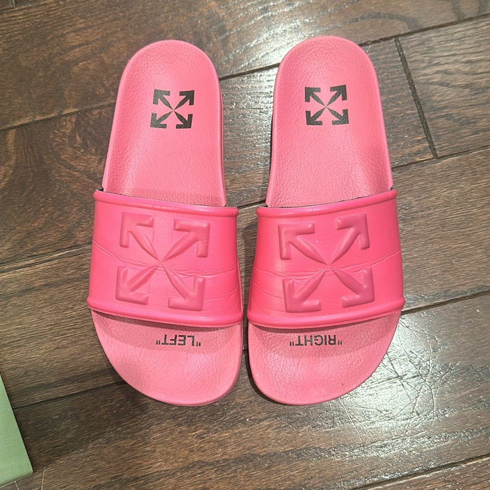 Pink off white pool slides in size 39 (9). Box included.
